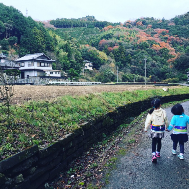 徳島の田舎道に子供が歩いている風景