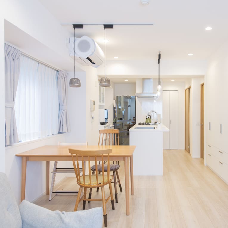 リノベーション事例 - 白いキッチンを中心にまるでモデルルームな家〈東京〉68㎡