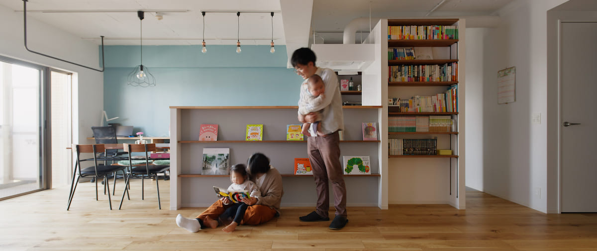 戸田市の中古マンションのリノベーション後のキッズスペースから見た本棚