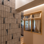文京区のマンションのリノベーション後のエントランスと個室窓