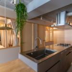 文京区のマンションのリノベーション後のキッチンと個室