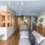 文京区のマンションのリノベーション後のリビングとキッチン