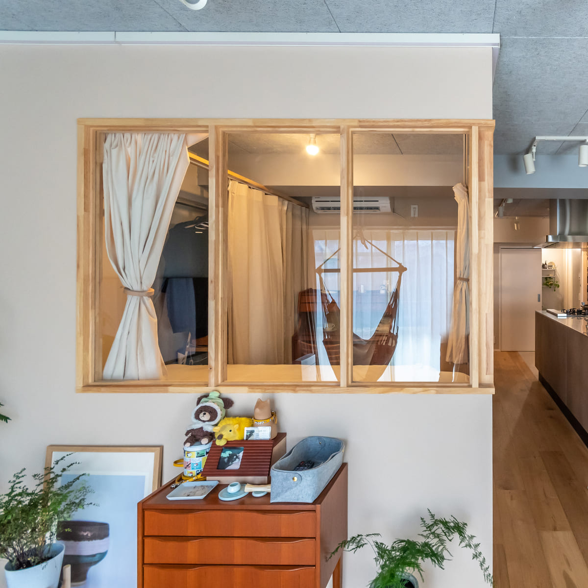 文京区のマンションのリノベーション後のリビングと寝室