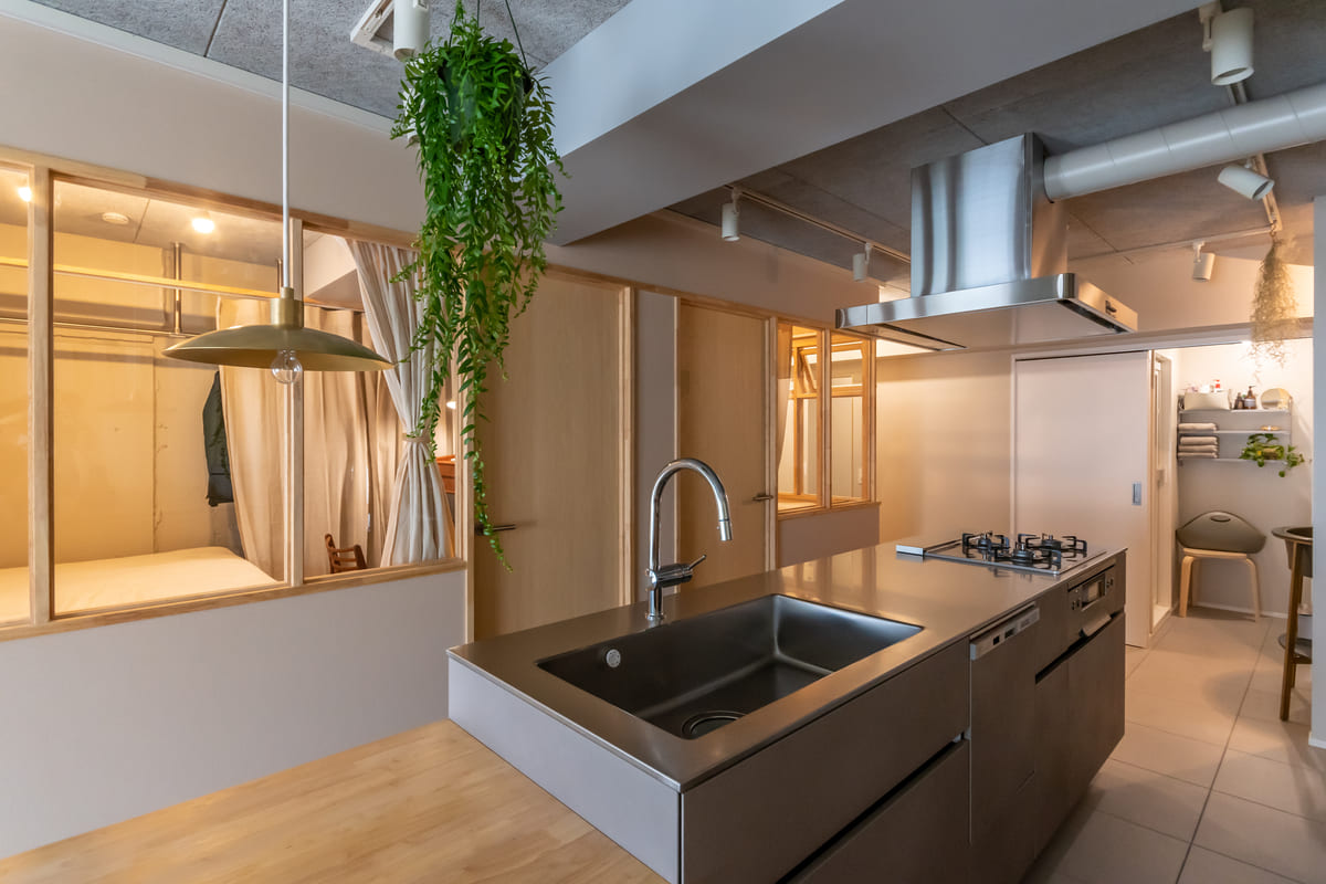 文京区のマンションのリノベーション後のキッチンと個室