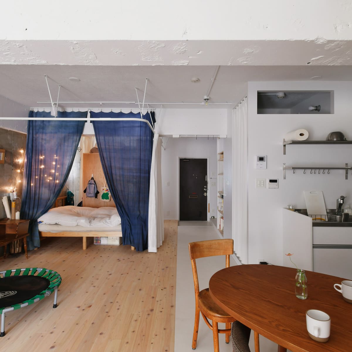 草加市の中古マンションのリノベーション後の寝室とキッチン