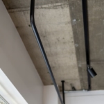 川崎市の中古マンションのリノベーション後のリビングのアイアン吊り手